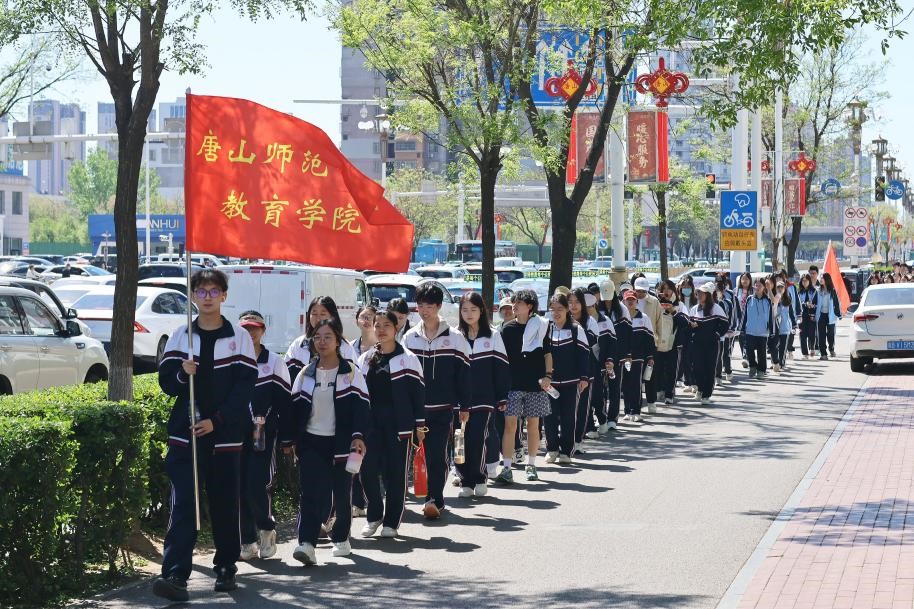 教育學(xué)院開(kāi)展“以青春步履丈量信仰之路”主題入團(tuán)儀式