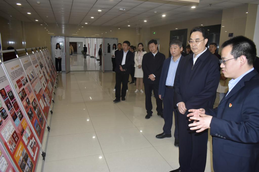 校領導參觀馬克思主義學院思政課建設五年成果展