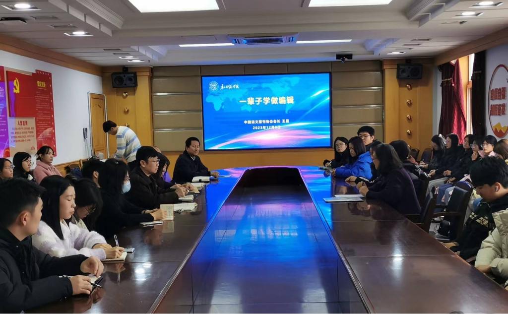 中國語文報刊協會會長王晨教授一行來我校參觀考察