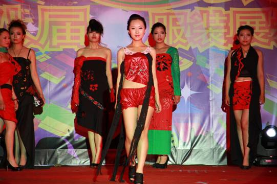 喜迎雙代會(huì)系列活動(dòng)之八——美術(shù)系舉辦第八屆“校園霓裳”服裝展示會(huì)