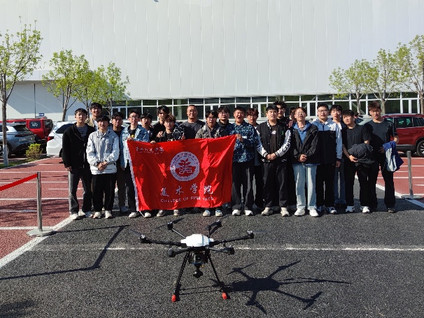 構(gòu)建校企共同體 探索合作新示范 ——美術(shù)學(xué)院開展無人機(jī)實(shí)踐教學(xué)暨安全科普活動(dòng)