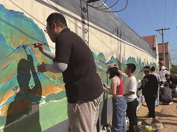 《唐山+》——大學(xué)生手繪文化墻扮靚美麗鄉(xiāng)村