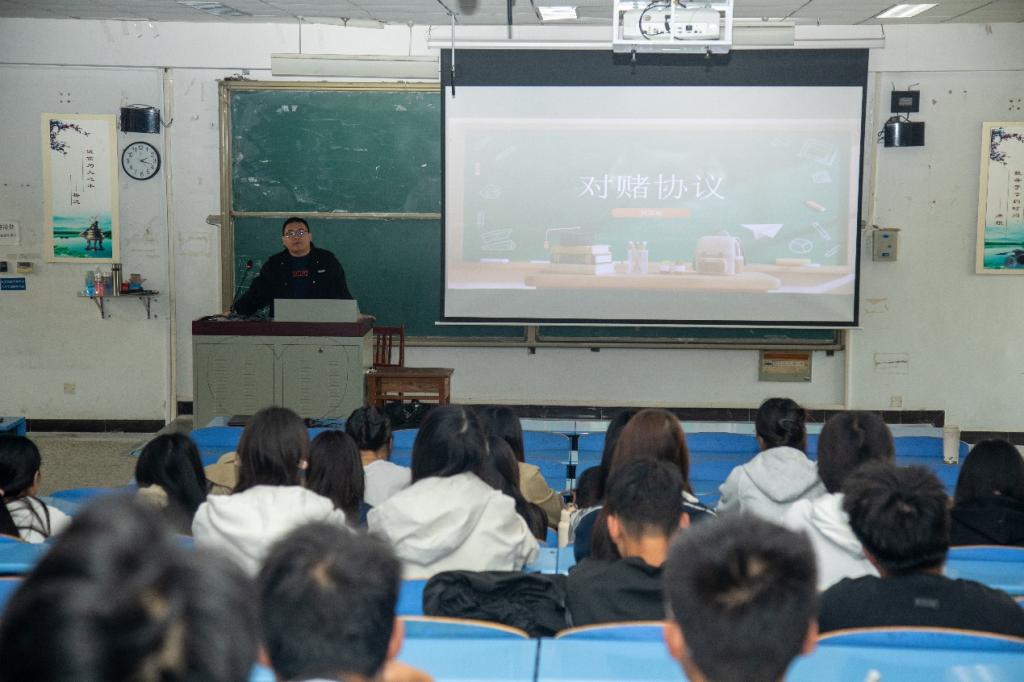 歷史文化與法學系承辦“圖南講座”學術(shù)活動