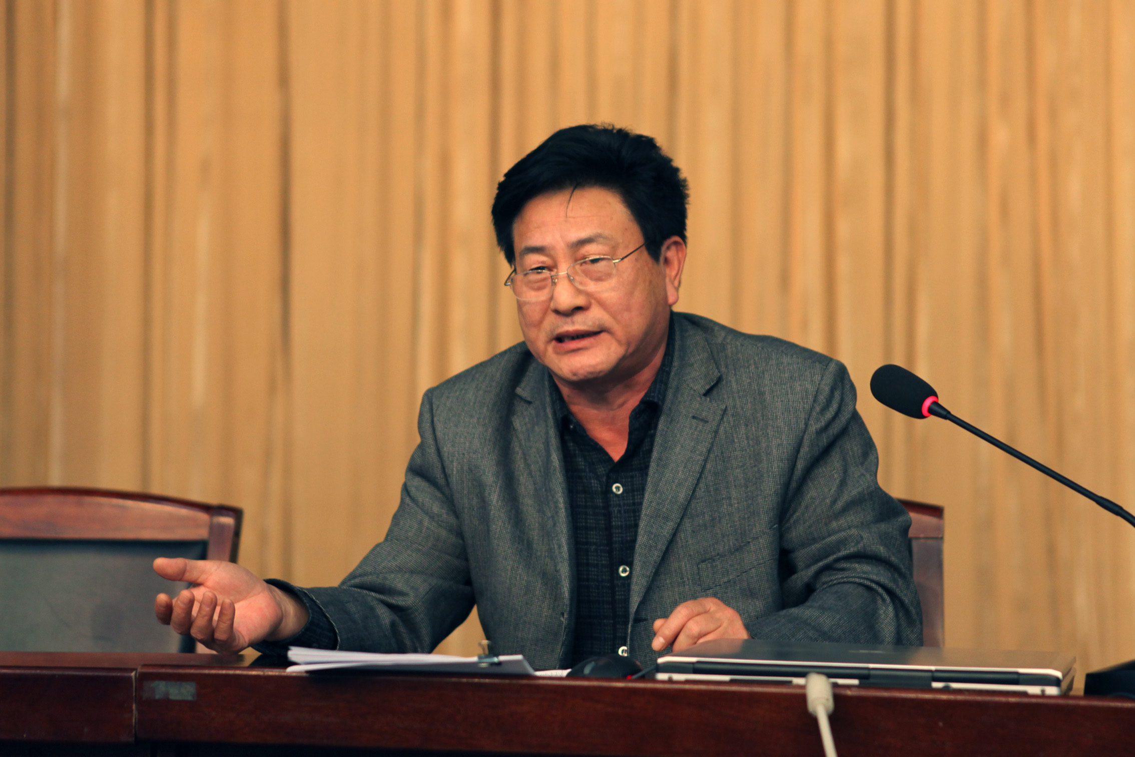 紀委書記李可君作學習貫徹十八大精神輔導報告