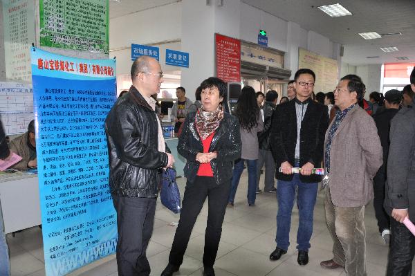 我校成功舉辦春雨人才系列服務活動暨2013年春季畢業生大型專場招聘會