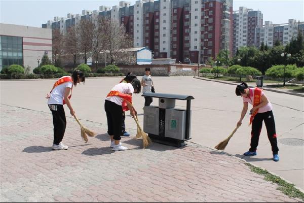 喜迎雙代會(huì)系列活動(dòng)之五—體育系開展美化校園活動(dòng)