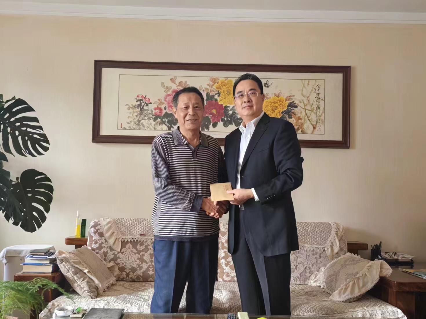 學(xué)校領(lǐng)導(dǎo)走訪慰問離退休老同志